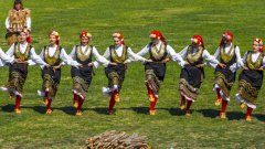 Хоро на плажа – изнасилен патриотизъм по бански