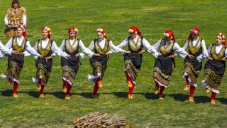 Хоро на плажа – изнасилен патриотизъм по бански