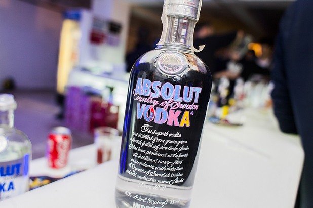 Новата Absolut бутилка, продължаваща оригиналната попарт творба на Анди Уорхол отпреди 28 години