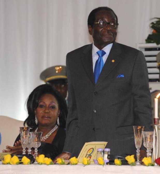 Робърт Мугабе  Президентът на Зимбабве направи няколко уникални неща: създаде безпрецедентна в световната история инфлация на държавата, която управляваше (през май 2008-ма беше издадена банкнота от 500 000 000 зимбабвийски долара, равняваща се на 2 щатски долара) и да извърши масови политически убийства на доста свои противници. Като повечето зли хора и  Мугабе доживя до дълбока старост – 91 години. На 85-тия си рожден ден той си поръча 2000 бутилки шампанско Moеt & Chandon, както и 500 бутилки "Джони Уокър"