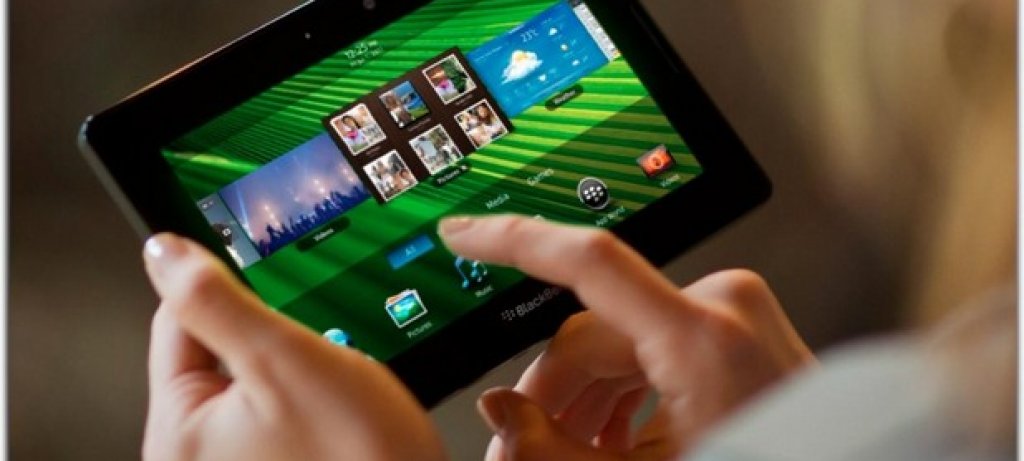 BlackBerry PlayBook (2011)
Един от пироните в ковчега на компанията BlackBerry, която някога покоряваше технологичните върхове под логото Research in Motion - BlackBerry PlayBook, беше 7-инчов таблет, който можеше да възпроизвежда видеа във висока резолюция чрез HDMI порт... но не можеше да получава мейли и дори нямаше приложение за календар. Точно така - не можете да видите мейлите си или датата, освен ако вашият BlackBerry телефон не е свързан с устройството чрез Bluetooth. 9 месеца след грандиозния провал на великия таблет, изпълнителните директори на канадската компания Research In Motion Limited - Майк Лизаридис и Джим Балсили напуснаха постовете си.