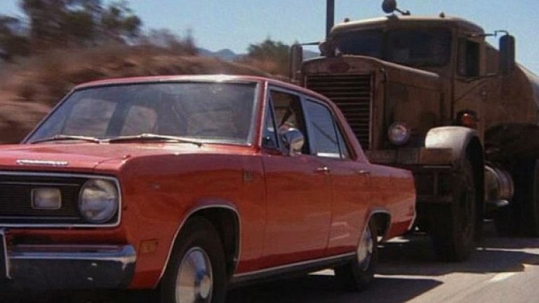 "Дуел" (Duel, 1971)
Този ранен филм на Стивън Спилбърг е заснет за малко по-малко от половин милион долара и се отличава с много опростен, но блестящ сценарий, който показва умението на Спилбърг да гради прекрасни визуални сцени. Единственото, което е остаряло във филма са колите - гледайте го и се уверете - и не се учудвайте, ако ви полазят тръпки.
