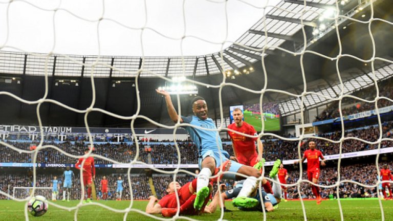 2. Сити също трябваше да получи дузпа
Майкъл Оливър е съдията, отсъдил най-много дузпи във Висшата лига досега – 12. Но трябваше да са 13. Напълно точно отсъди дузпа в полза на Ливърпул за нарушението на Гаел Клиши срещу Роберто Фирмино в началото на второто полувреме, но трябваше да отсъди такава и в полза на Сити. И то още през първото полувреме, когато при едно центриране Джеймс Милнър посече Рахийм Стърлинг на метри от голлинията, докато крилото на „гражданите” се опитваше да стигне центриране на Лирой Сане. Една от малкото грешки на рефера в дербито.