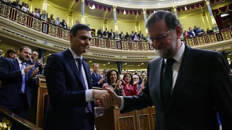 Санчез стиска ръката на бившия министър-председател Мариано Рахой след вота на недоверие в петък.