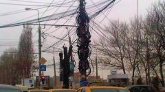 Все още така изглеждат повечето български градове - с купища висящи кабели
