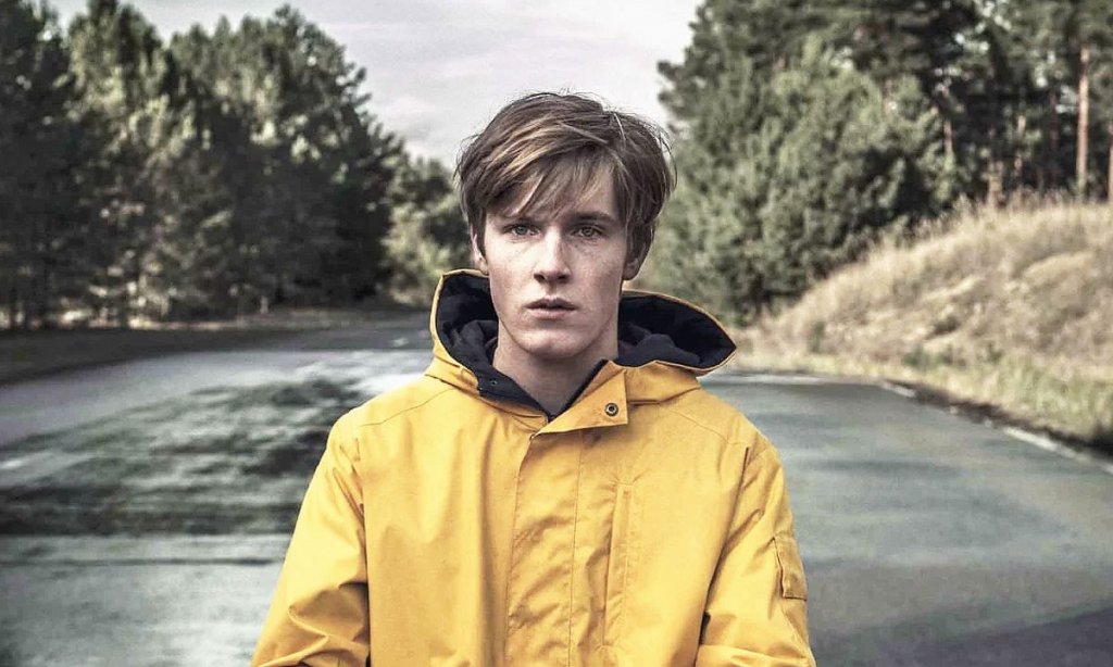 Наскоро писахме за някои от най-добрите фантастични сериали с уговорката, че ще се върнем пак на жанра, запазвайки някои от най-култовите заглавия в него. Затова и днес се фокусираме върху онези шоута, в които идеите и философията заемат основна част.
Това са сериали, които в разказването на историите си залагат на мозъка на зрителите също толкова, колкото и на актьорската игра и сценария.
И един от най-култовите със сигурност е...
Dark
Има фантастични сериали, които се заиграват с идеята за пътуване във времето. Има други, които влагат в пътуването във времето някакъв философски смисъл. Има го обаче и Dark. Ако има награда за най-сложен сериал, именно това немско шоу на Netflix ще я грабне. И все пак ако човек успее да влезе в историята, ще открие, че тя е просто пристрастяваща. Всичко започва с едно младежко неподчинение и посещение на местна пещера, а след това едно малко момче изчезва безследно, само за да се върне над 30 години назад във времето. Изведнъж спокойният германски град ще се превърне в арена на битката между различни враждуващи фракции, които се борят за надмощие през годините в рамките на един век. Наистина, за да разберете Dark, трябва да го изгледате. Едно е сигурно - няма да съжалявате.