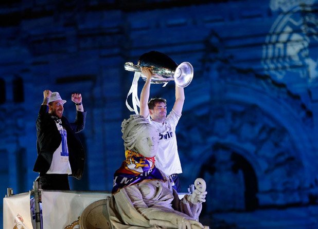 И занесена на фонтаните "Сибелес", където Реал празнува всеки триумф.