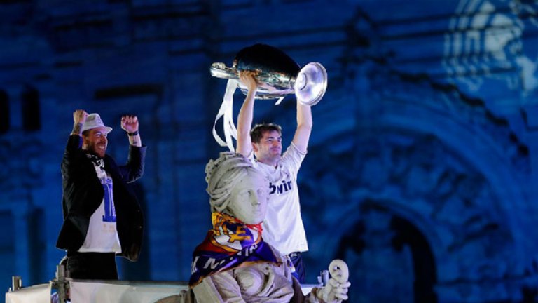 За трети път Икер Касияс прегърна тази купа до статуята на Сибелес - мястото за празненства на Реал.