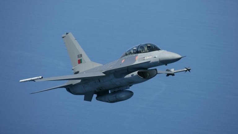 През 2012 – 2013 г. възможността да се купят употребявани F-16MLU от Португалия беше факт. В крайна сметка с машините се сдоби Румъния. Те обаче не са единствения изтребител, подходящ за нашите ВВС, вижте между какво още може да избира България в следващите снимки