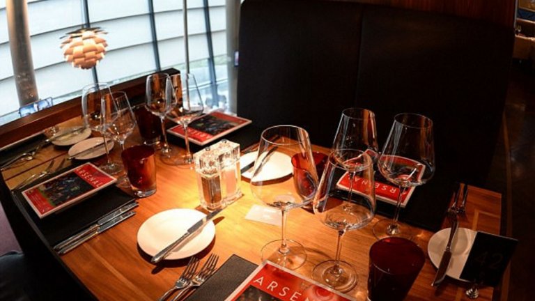 Следите от гризачите са навсякъде по стадиона - дори и в най-луксозните заведения.