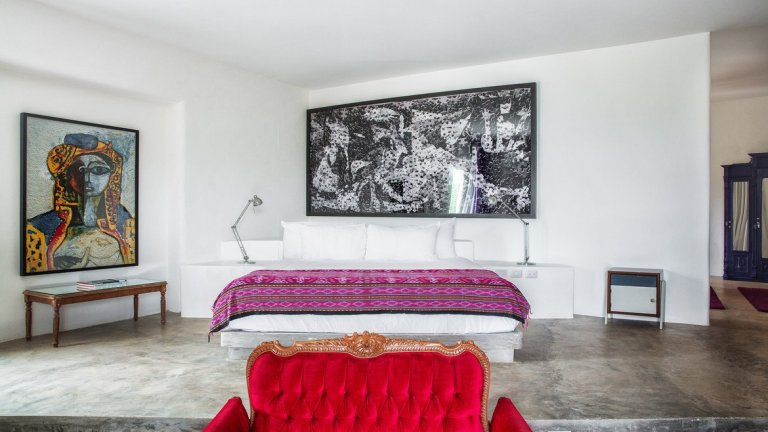 Освен основната сграда на хотела, Малка е построил още две малки двуетажни сгради на плажа