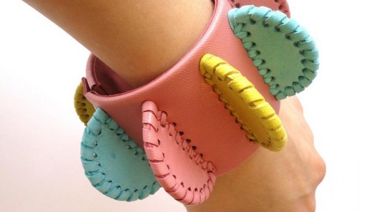 Приятелите наричат Марияна Рибарова Papieta, откъдето по-късно идва и името на нейната марка. Завършила е Художествена гимназия за приложни изкуства в Сливен. Днес се занимава професионално с изработване на бижута. Запазената й марка са чантички колиета. Тази гривна обаче ни спечели завинаги.
https://www.facebook.com/pages/Papieta/253249018083580