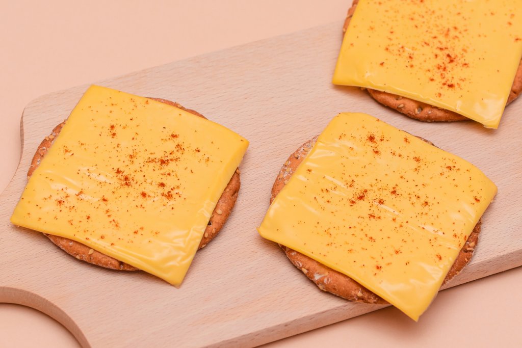 Преработено сирене
Чужденците, особено европейците, не могат да разберат страстта на американците към преработени сиреноподобни продукти като сирене в консерва, сирене-спрей или сиренен сос за мазане.„Има вкус на пластмаса и рак“, отбелязва потребител в Reddit преди години. „Това, което наричате сирене, е отвратително и обида към природата“, допълва друг.