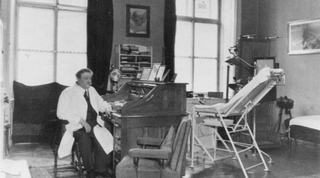 Dr. Eduard Bloch in Arztpraxis