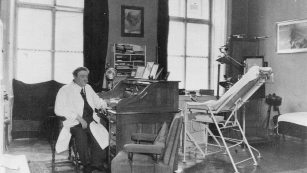 Dr. Eduard Bloch in Arztpraxis