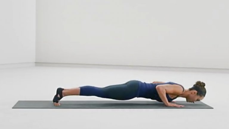 Лицеви опори – 45 сек
Ръцете точно под рамената. Главата, бедрата и глезените трябва да опишат перфектна права линия.