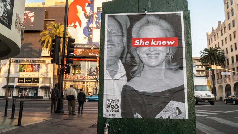 Преди дни из Лос Анджелис се появиха плакати, на които виждаме архивна снимка на Мерил Стрийп и Харви Уайнстийн - двамата са щастливи и се смеят заедно. Червена лента с надписа - „Тя е знаела" (She Knew) минава през очите на актрисата.

