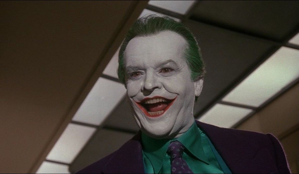 2. Джак Никълсън (Batman, 1989)

Така стигаме до филма на режисьора Тим Бъртън от 1989-а, който отново събуди интереса на масовата публика към Човек-прилеп. Огромен плюс на този филм е Джак Никълсън, който има опит в това да играе психопати. Неговият Жокер тук има предистория - той е гангстера Джак Нейпиър, който е предаден от собствения си шеф и след среща с Батман пада в опасни химикали. Те отнемат разсъдъка му и му придават характерния за Жокера външен вид.

Този Жокер визуално прилича на онзи, изигран от Ромеро през 60-те и също не е лишен от чувство за хумор. В същото време е непредсказуем психопат, склонен да убие и най-близките си съдружници или да обезобрази и най-красивата жена.