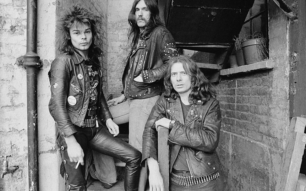 Motorhead (1975)
“Исках да свиря бърз и шумен рокендрол. Никога не сме били метъл банда”, беше разяснил фронтменът Леми Килмистър. Но независимо дали го осъзнаваше или не, малко музиканти са оказали повече влияние върху метъла от него. Motorhead се отличаваха с непогрешимата комбинация от бясно, агресивно, шумно звучене и пънк елементи, които бяха комбинирани, за да се заформи траш метълът години по-късно. Песента от 1979 г. Overkill, и по-точно барабаните на Фил Тейлър, са основна отправна точка за мнозина траш барабанисти, включително Ларс Улрих от Metallica.