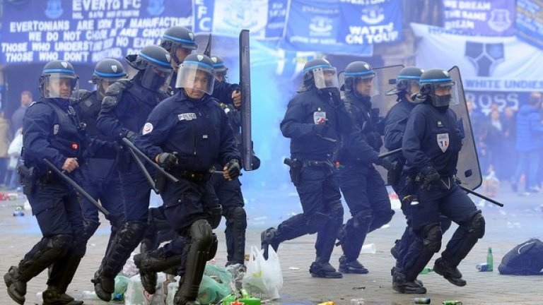 Полиция влезе на площада, за да спре безредиците.