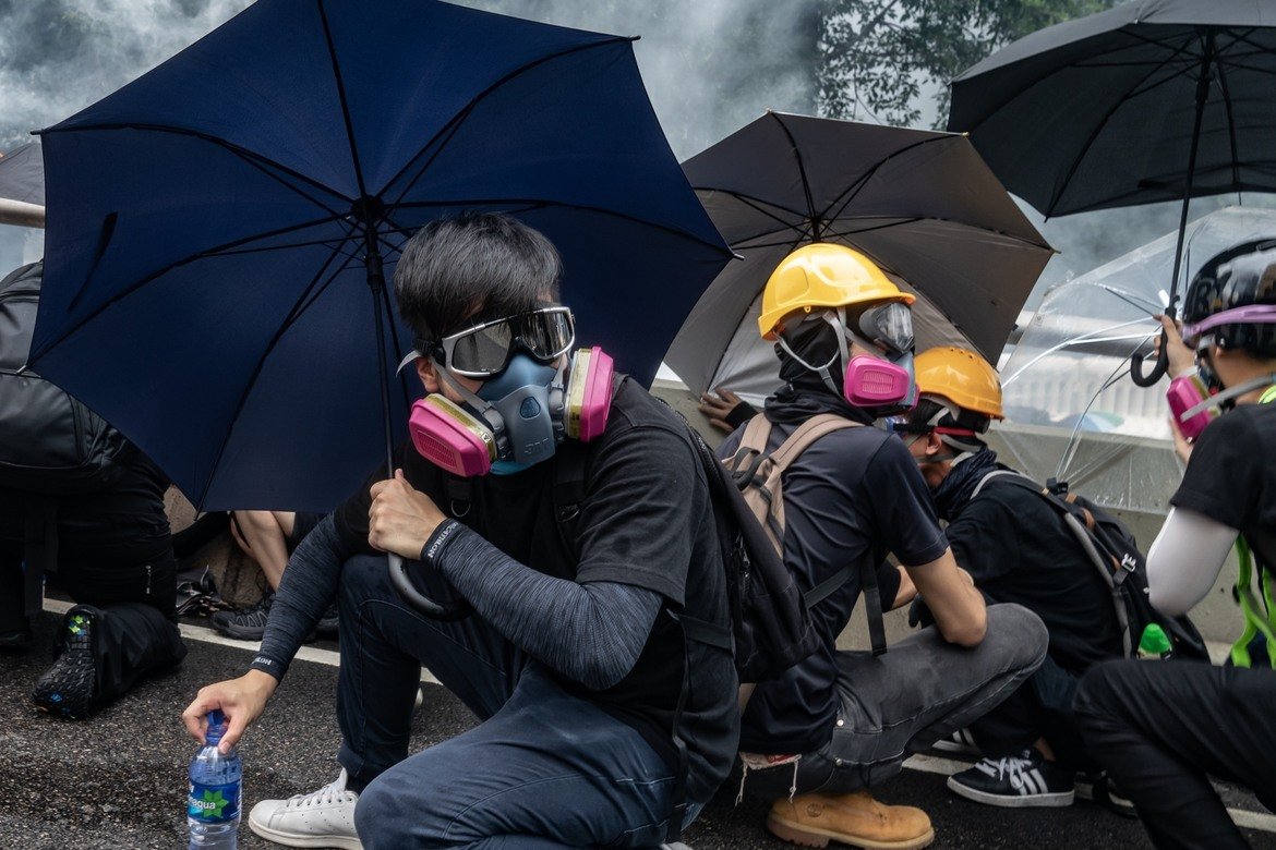 Хонконг
Кой протестира там и защо?
Протестите в специалната територия първоначално бяха съставени предимно от студенти и ученици. Впоследствие към тях се присъединиха хора от различни професионални сектори и възрастови групи.  