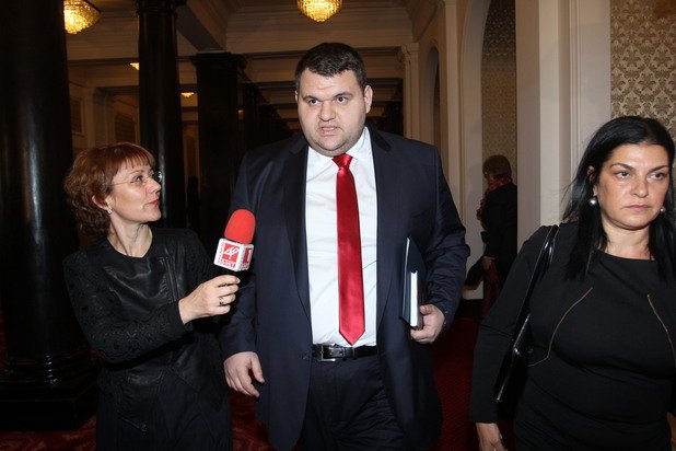 Делян Пеевски пристига за първото заседание на 43-тото Народно събрание