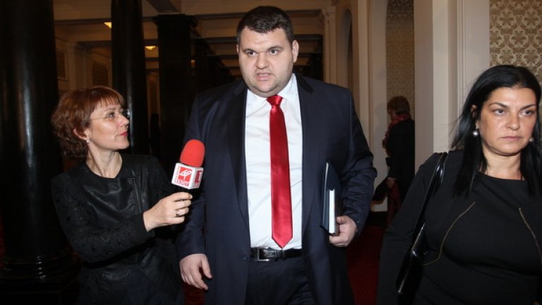 Делян Пеевски пристига за първото заседание на 43-тото Народно събрание