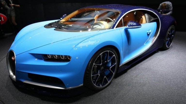 Bugatti остава на върха
Как да заместиш най-бързата кола на света? Като създадеш още по-бърз автомобил. Това е логиката на Bugatti, където се появи Chiron – 1500 конски сили, W16 мотор с четири турбини и максимална скорост, ограничена на 467 км/ч. Цената обаче е притеснително висока – 2,4 милиона евро.