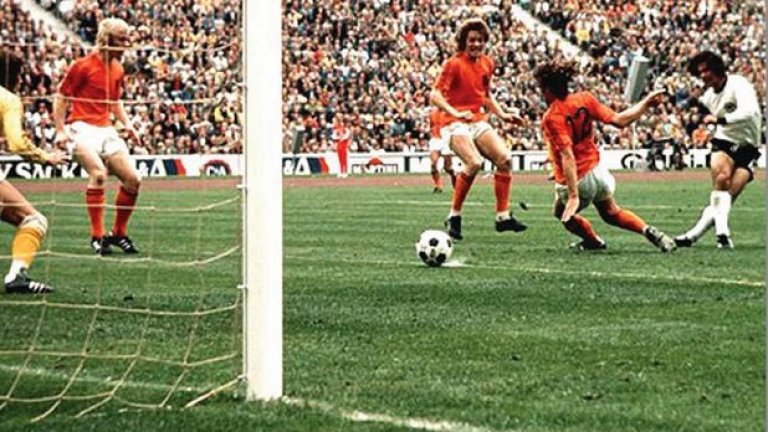 Германия 1974 г. Немците отново са аутсайдер на финала, този път срещу непобедимата Холандия на Йохан Кройф. В Мюнхен обаче при 1:1 Герд Мюлер се извърта на една носна кърпичка място и забива топката във вратата. Бомбардирът на нацията, както е известен, носи купата на Германия.