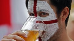 Обяснено: Защо феновете на Англия са карани да викат "Панама" и да пушат трева от полицията