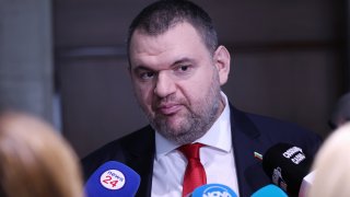 Депутатът от ДПС пере смело имиджа си и удря по този на основните си противници, без да среща много съпротива.