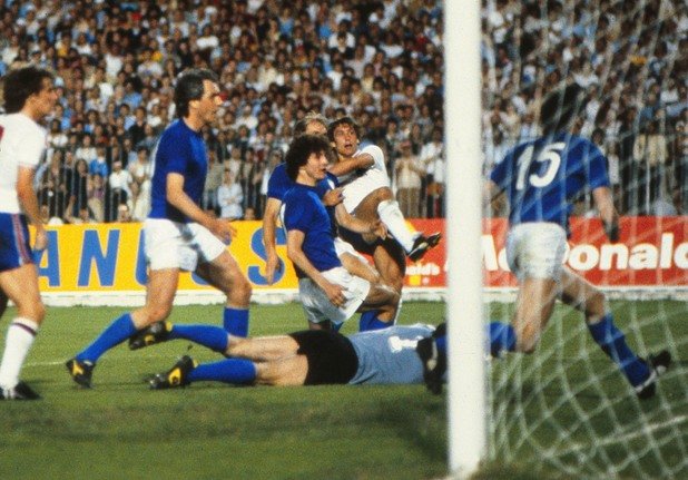 1980 г. Кени Сенсъм стреля над вратата и Англия пропуска пореден шанс. Британците имат много положения, но губят с 0:1 на Евро 1980 в Торино. Марко Тардели вкарва единствения гол.