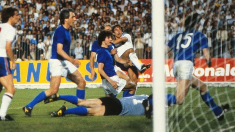 1980 г. Кени Сенсъм стреля над вратата и Англия пропуска пореден шанс. Британците имат много положения, но губят с 0:1 на Евро 1980 в Торино. Марко Тардели вкарва единствения гол.