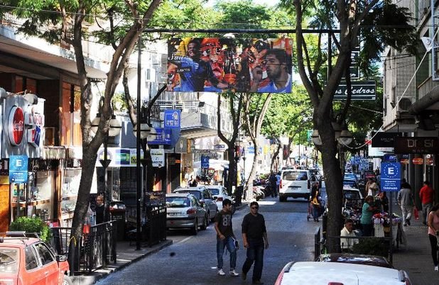 По улиците на Салто се виждат транспаранти с двамата големи герои на града.