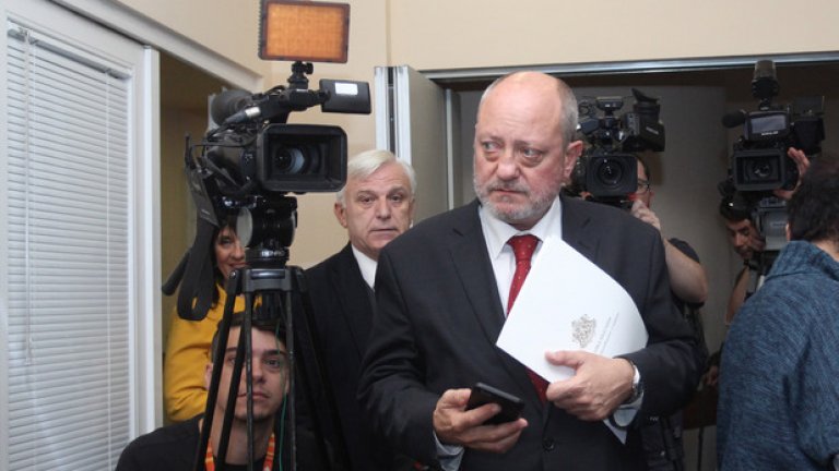 Тодор Танев ще обяви в понеделник дали подава оставка след среща с политическия си кабинет