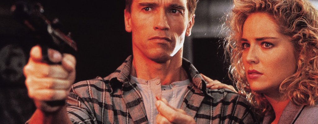 Total Recall / "Зов за завръщане"
Още една от много добрите екранизации по роман на Филип К. Дик. Тук Арнолд Шварценегер е обикновен гражданин на света от бъдещето с красива съпруга, спокоен живот и сигурна работа, която го отегчава до болка. В един момент решава да изпита новия начин за почивка - присаждане на спомени. Това ще отключи в него заспала самоличност на борец от съпротивата, което ще последва от шеметни бягства, много екшън и наистина интересна история.