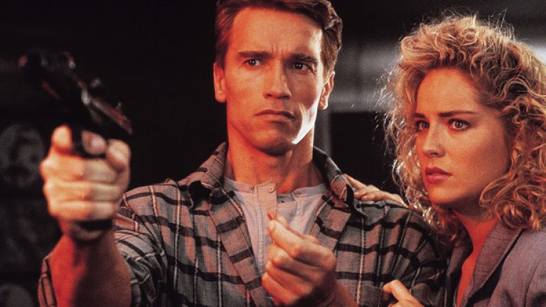 7. Зов за завръщане (Total Recall, 1990)
Арнолд Шварценегер е в главната роля в научнофантастичния екшън, чието действие се развива на Марс. Неговият герой се оказва замесен в шпионска афера, предаден е от най-близките си и осъзнава, че може би не е този, за когото се мисли.
Тук скандали няма. Филмът е похвален от критиката, въпреки че отново насилието е на необичайно високо ниво (все пак говорим за Верховен). "Зов за завръщане" също намира допълнителен живот в други формати - книги, комикси, игри, а дори е планирано продължение, което по-късно се превръща в отделен и самостоятелен филм - "Minority Report" с Том Круз. През 2012-а излезе римейк и на тази творба на Верховен, но отново можете преспокойно да я пропуснете и да гледате повторно (или за пръв път) оригинала от 1990-а.