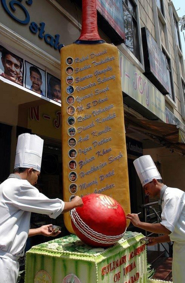 И нещо за край – студенти от Кулинарната академия в Индия са „построили” бата 4,5/0.6 м. Тя тежи 200 килограма и за приготвянето 