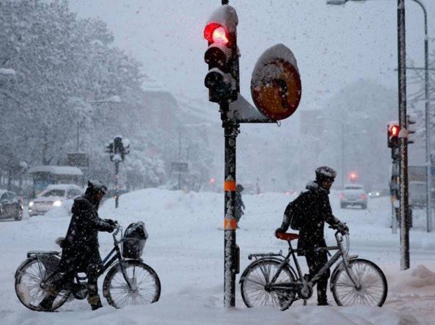 Трийсет и девет сантиметра сняг наваля само за денонощие в Стокхолм. Това е абсолютен рекорд за ноемврийски снеговалеж през последните 111 години.