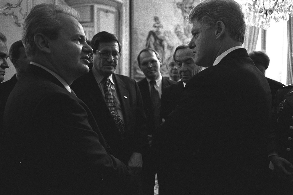 1280px-President_Clinton_talking_with_Serbian_President_Slobodan_Milosevic_-_Flickr_-_The_Central_Intelligence_Agency