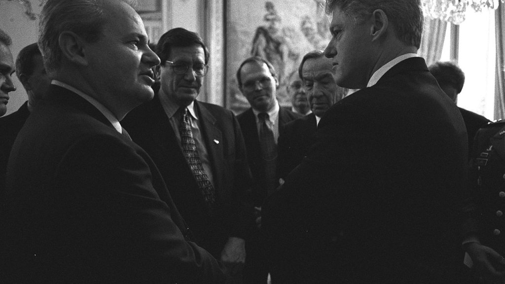 1280px-President_Clinton_talking_with_Serbian_President_Slobodan_Milosevic_-_Flickr_-_The_Central_Intelligence_Agency