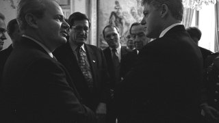 1280px-President_Clinton_talking_with_Serbian_President_Slobodan_Milosevic_-_Flickr_-_The_Central_Intelligence_Agency