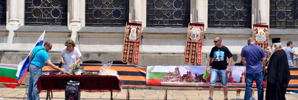 Край сградата на храм-паметника "Св. Александър Невски" бяха разположени бариери със знамена на Русия и България, флагове в цветовете на "Георгиевската лента", църковни хоругви и др.

