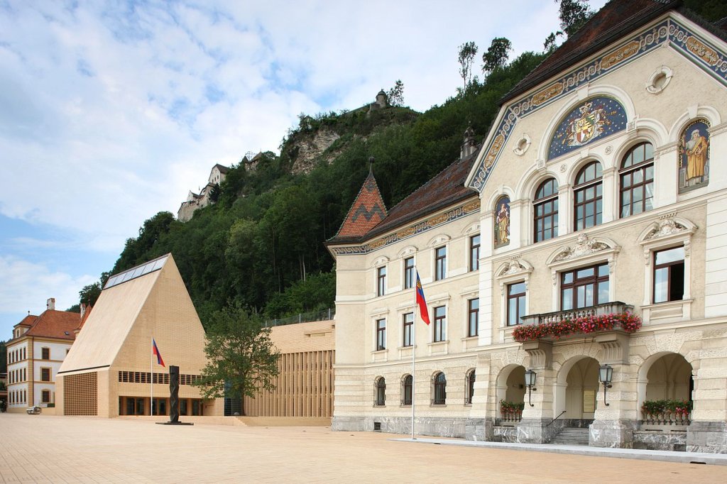 1280px-Landtagsgebäude_und_Regierungsgebäude