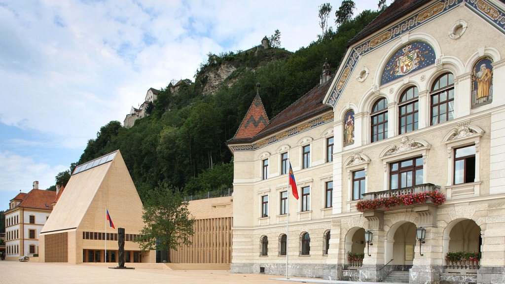 1280px-Landtagsgebäude_und_Regierungsgebäude
