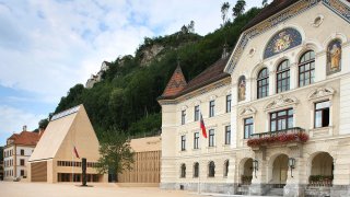 1280px-Landtagsgebäude_und_Regierungsgebäude