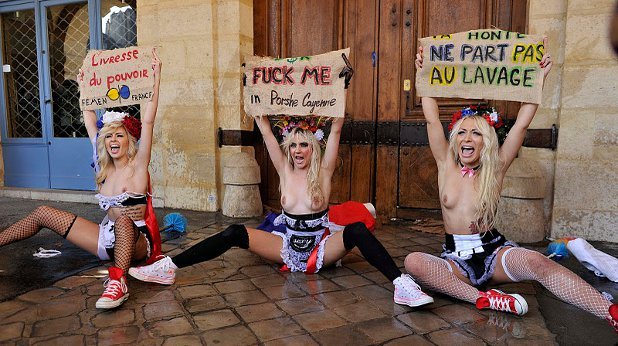 От FEMEN демонстрираха недоволството си от икономиста, като се преструваха, че мият пода пред входа на жилището му и разпънаха плакати, гласящи: "Ши*ай ме в "Порше Кайен".