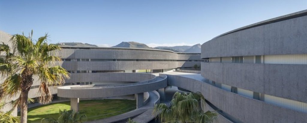 gpy arquitectos са създатели на тази сграда за Факултета по изящни изкуства към Университета Ла Лагуна в Тенерифе, Испания