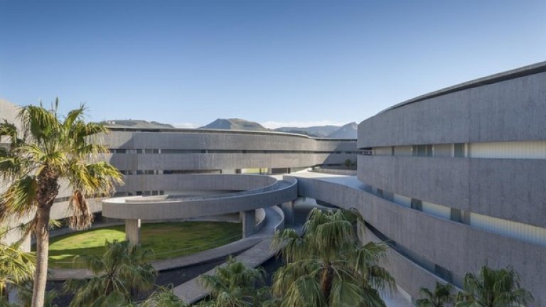 gpy arquitectos са създатели на тази сграда за Факултета по изящни изкуства към Университета Ла Лагуна в Тенерифе, Испания