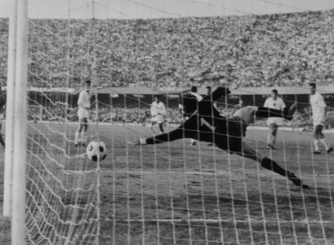 Пената си вкарва и срещу Италия
България – Италия 3:2, 6 април 1968 г., стадион „Васил Левски, София
Димитър Пенев вкарва съдбоносен автогол и при победата на България над Италия с 3:2 в плейофите за Евро-68. В четвъртфинала в София нашите отбелязват цели три гола – нещо, което „адзурите“ не са допускали в продължение на седем години. Но след като повеждаме с гол на Никола Котков от дузпа, Димитър Пенев си забива автогол след неразбиратество с вратаря Станчо Бончев. Нови два гола на Динко Дерменджиев – Чико и Петър Жеков дават аванс на българския състав, преди Пиерино Прати да вкара втория за италианците след съмнително положение за засада. На реванша в Неапол губим с 0:2 и италианците отиват на финалите на европейското за наша сметка.
